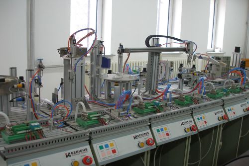 機電一體化技術在江西工商技工學校的教學實踐與機電產品開發